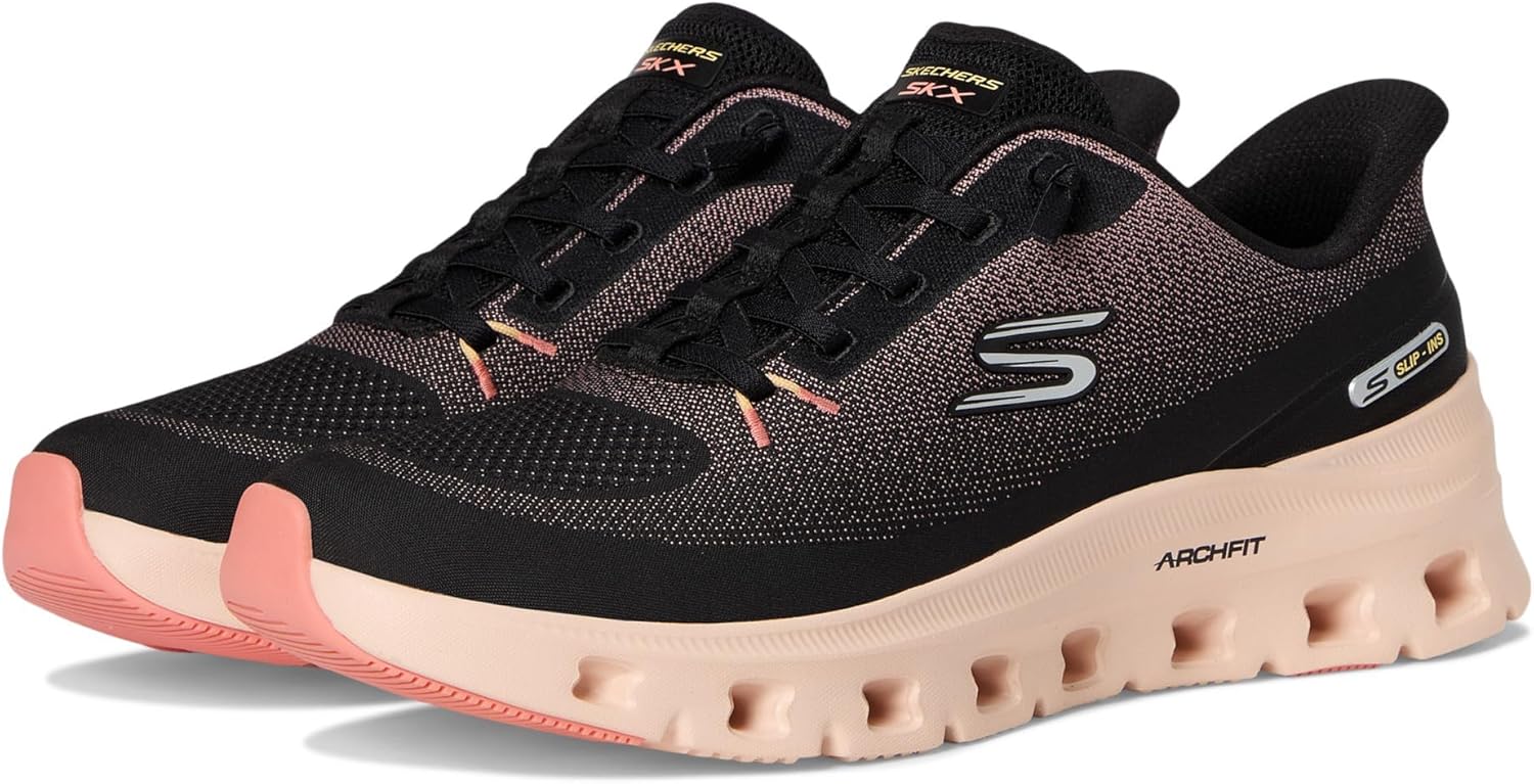 Donna che indossa Skechers Sneaker in ambiente urbano
