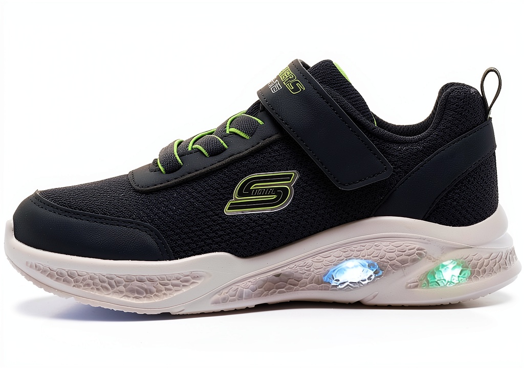 'Skechers Scarpe da Ginnastica per ragazzi in uso su un campo da gioco'