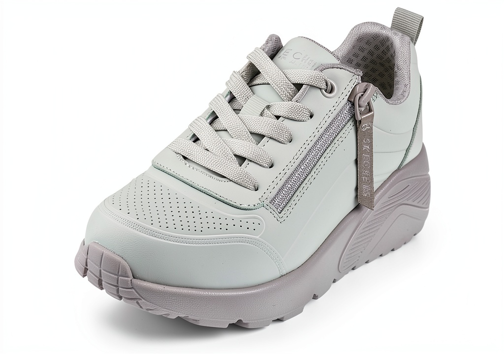 Bambina che indossa sneaker Skechers bambina memory foam lacci moda in un parco giochi